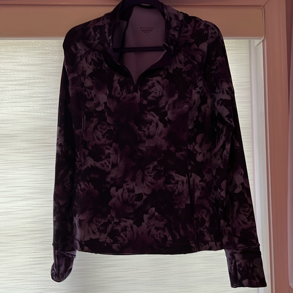 Athleta purple print top long sleeve with slit on cuffs for thumbs.